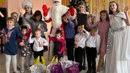 Волонтеры отряда «Наша помощь – детям» Пинского медицинского колледжа провели представление в преддверии Нового года для воспитанников социально-педагогического центра Пинска